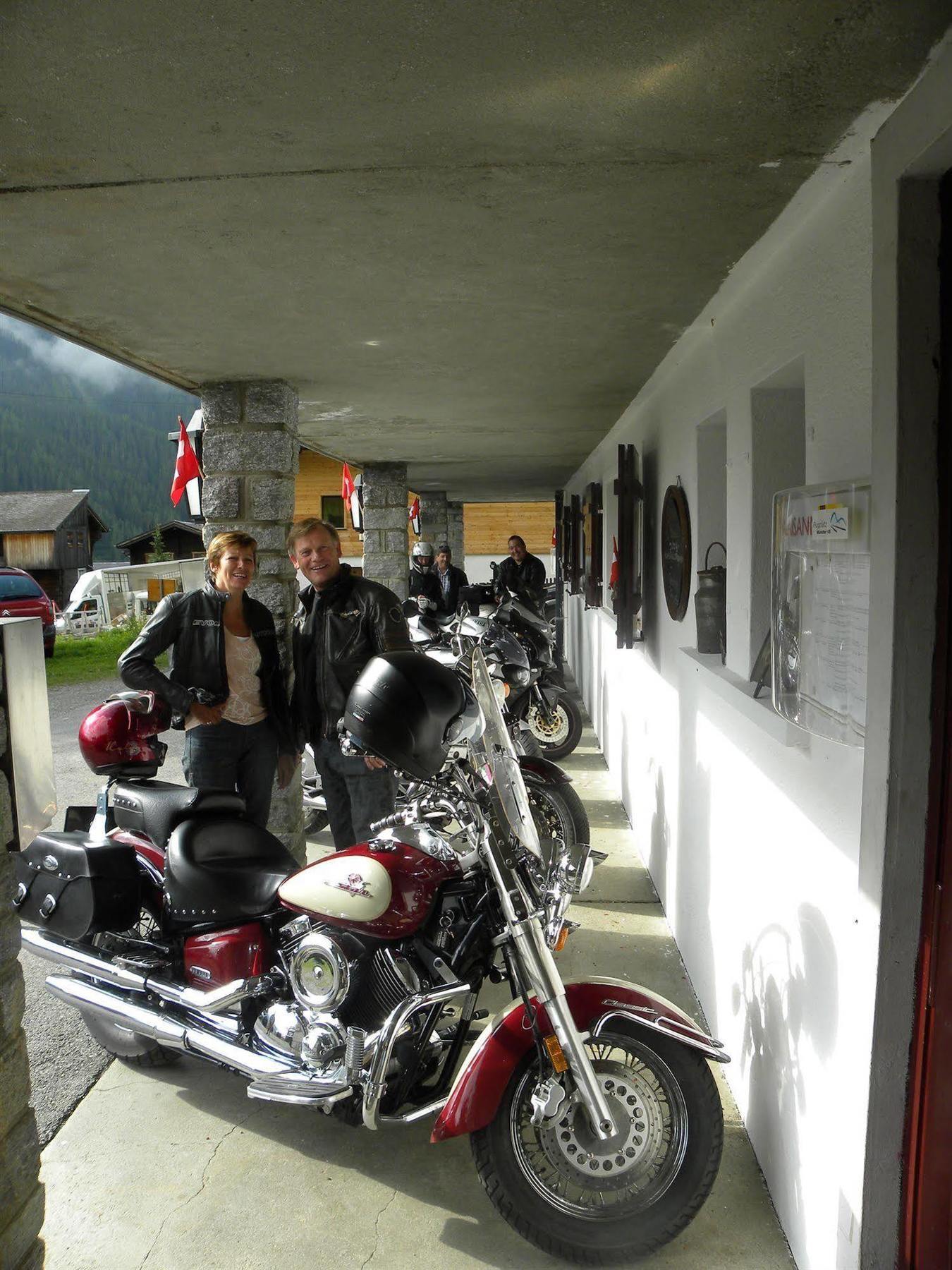 Hotel Restaurant Walliser Sonne Reckingen Esterno foto